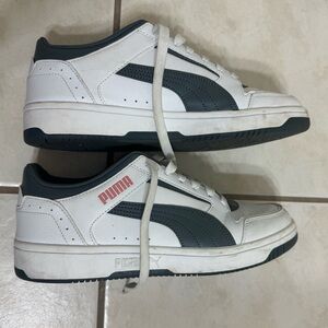 Puma sneakers barely worn size 9 for men